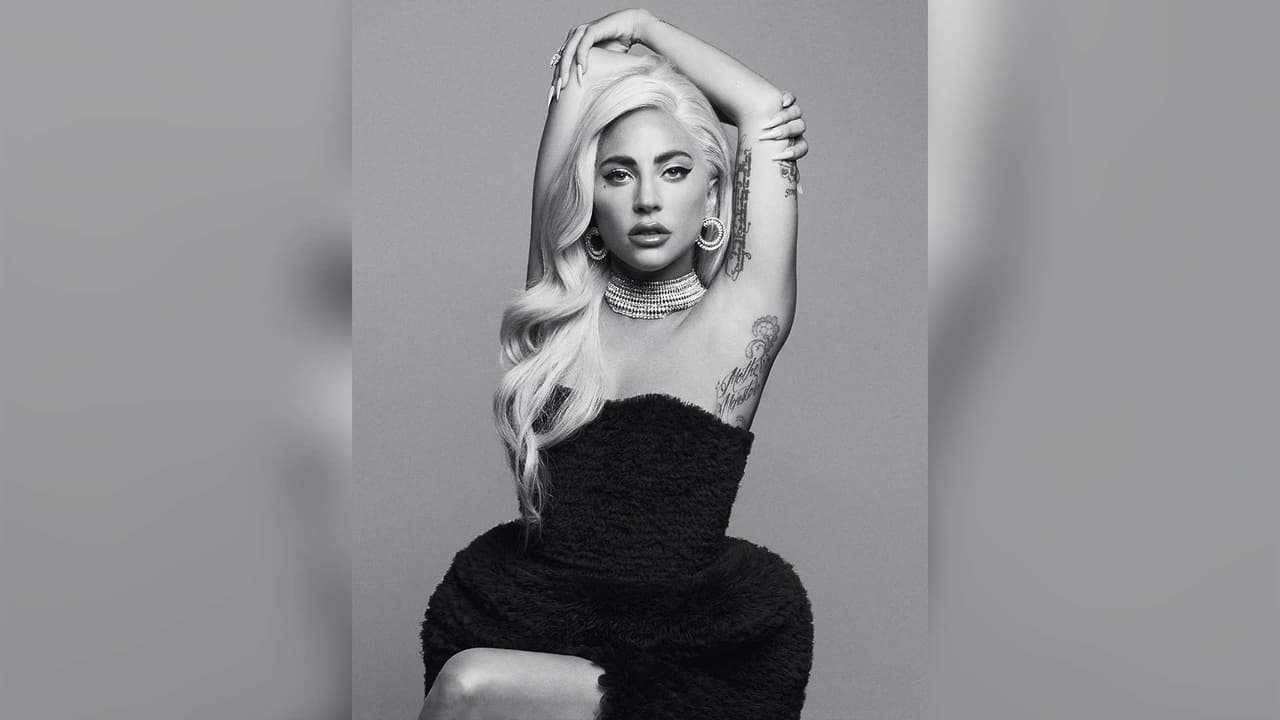 Lady Gaga sufre aparatosa caída en un concierto